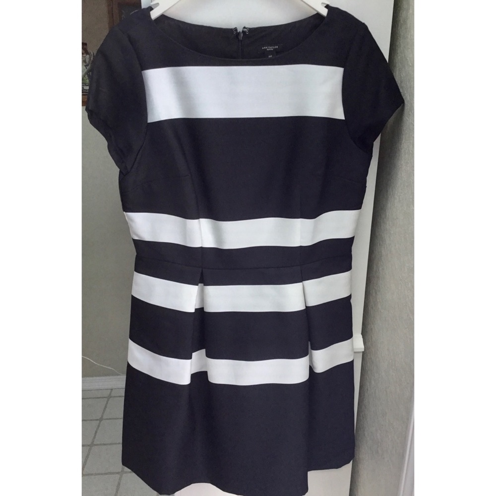 LADIES BLACK AND WHITE RAYON DRESS by ANN TAYLOR - SIZE 8P